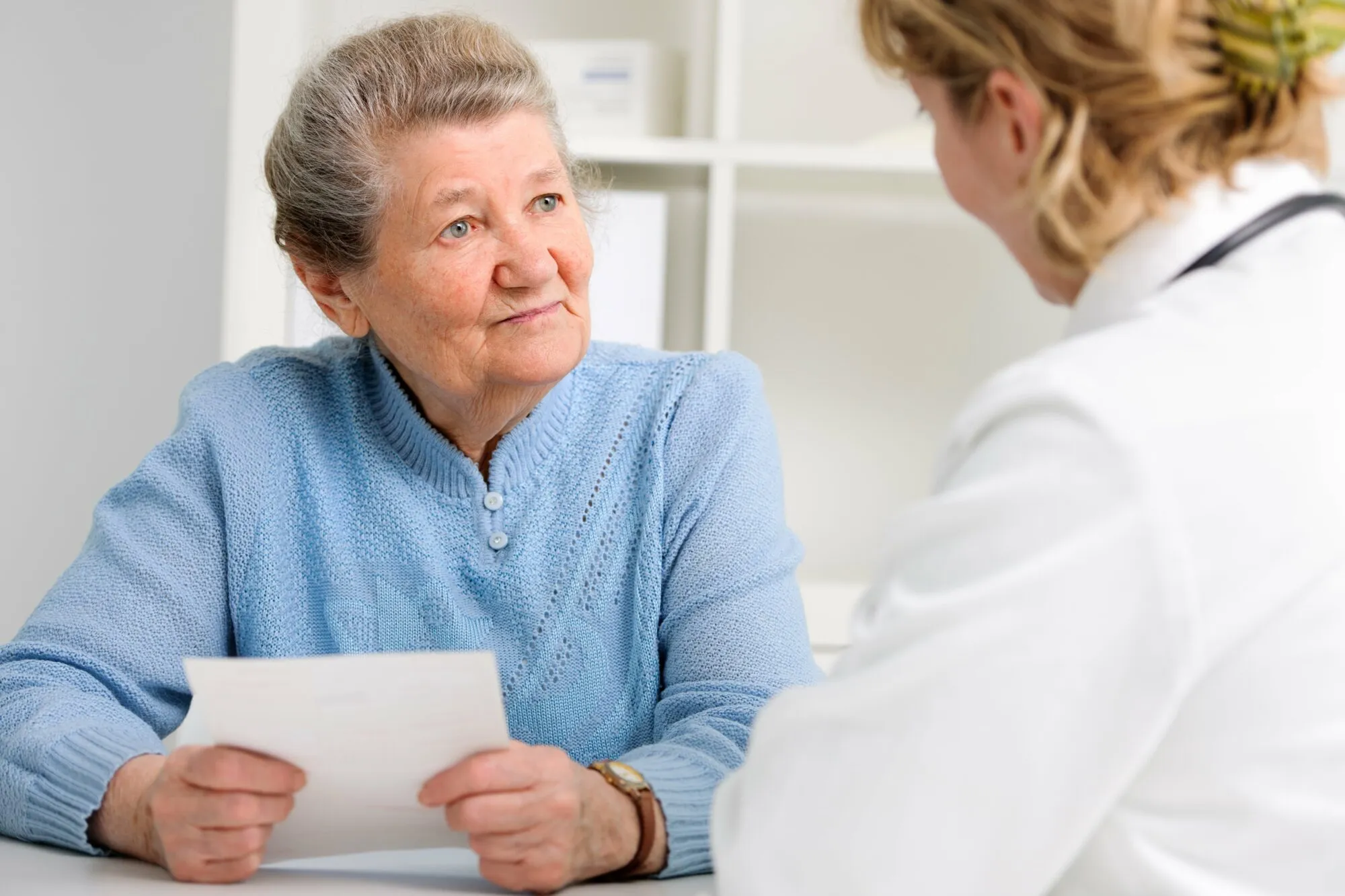 Ärztin erklärt ihrer Patientin die Diagnose